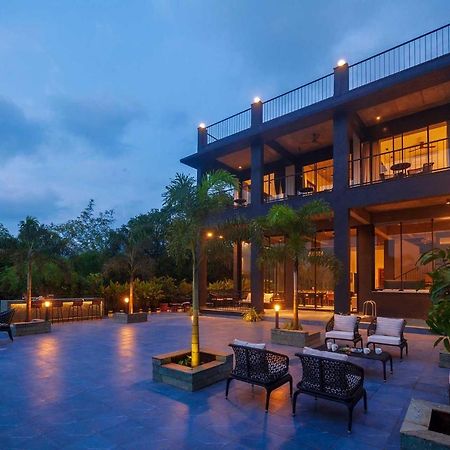 Sunset Boulevard By Stayvista - Lakeside Villa With Pet-Friendly Ambiance, Deck, Terrace, Plunge Pool & Modern Flair カルジャット エクステリア 写真