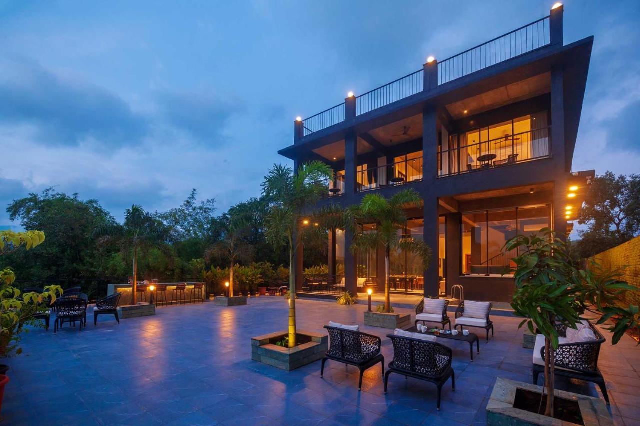 Sunset Boulevard By Stayvista - Lakeside Villa With Pet-Friendly Ambiance, Deck, Terrace, Plunge Pool & Modern Flair カルジャット エクステリア 写真