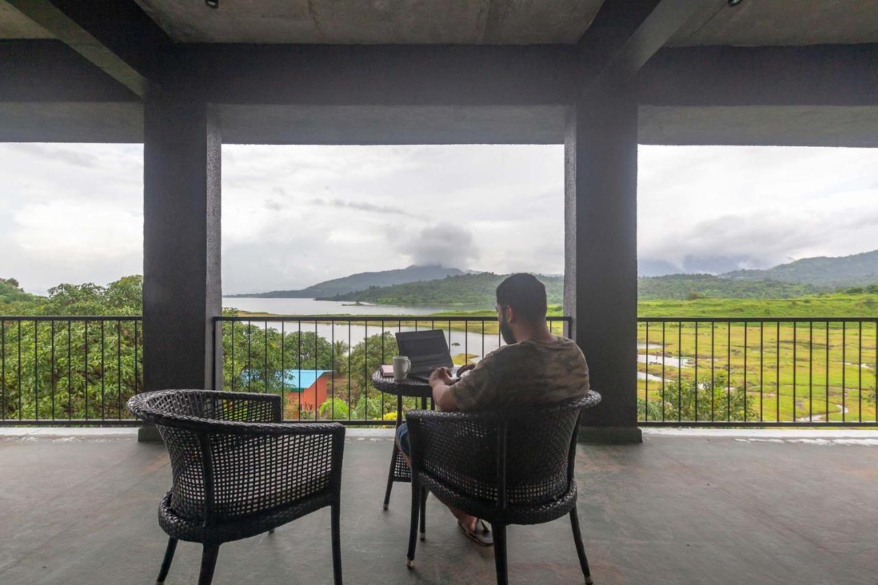 Sunset Boulevard By Stayvista - Lakeside Villa With Pet-Friendly Ambiance, Deck, Terrace, Plunge Pool & Modern Flair カルジャット エクステリア 写真