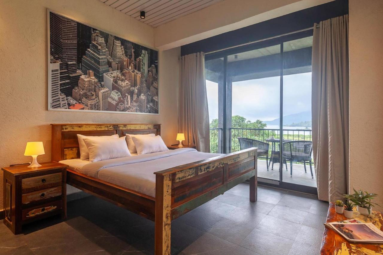 Sunset Boulevard By Stayvista - Lakeside Villa With Pet-Friendly Ambiance, Deck, Terrace, Plunge Pool & Modern Flair カルジャット エクステリア 写真