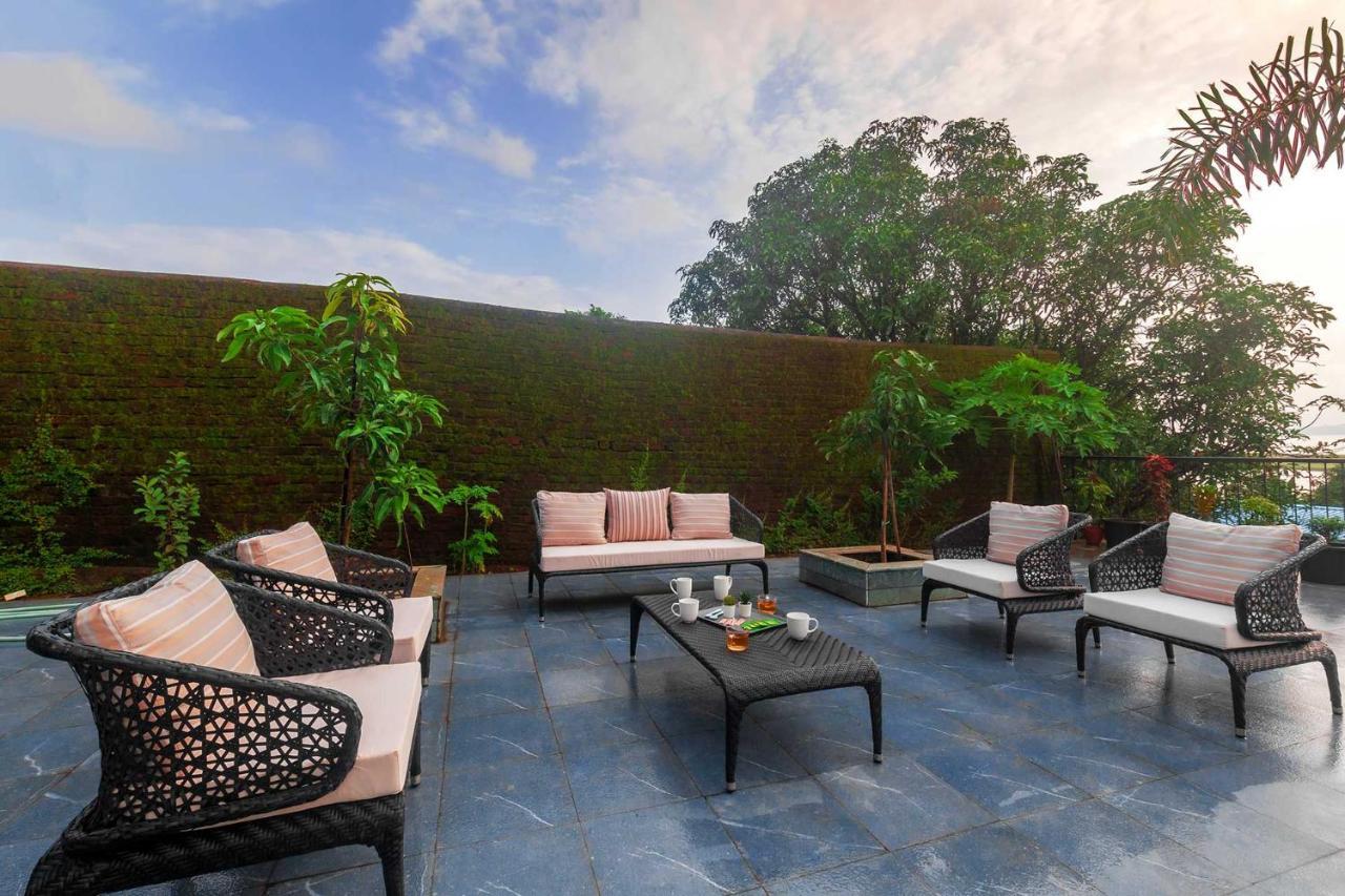 Sunset Boulevard By Stayvista - Lakeside Villa With Pet-Friendly Ambiance, Deck, Terrace, Plunge Pool & Modern Flair カルジャット エクステリア 写真