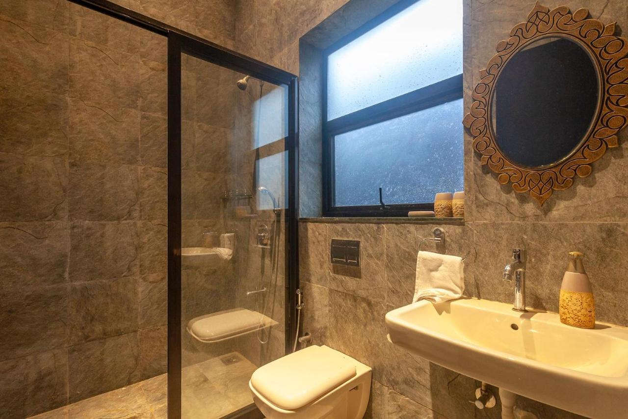 Sunset Boulevard By Stayvista - Lakeside Villa With Pet-Friendly Ambiance, Deck, Terrace, Plunge Pool & Modern Flair カルジャット エクステリア 写真
