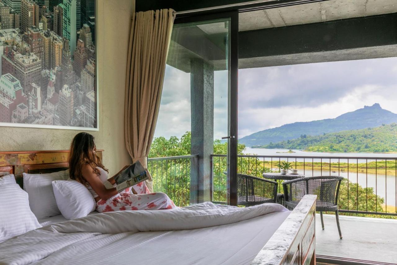 Sunset Boulevard By Stayvista - Lakeside Villa With Pet-Friendly Ambiance, Deck, Terrace, Plunge Pool & Modern Flair カルジャット エクステリア 写真
